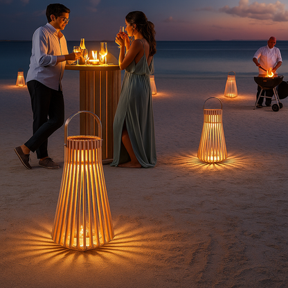 TeakGlow | Solarna latarnia z rattanu – drewniana rączka – odporna na warunki atmosferyczne – oświetlenie ogrodowe LED – 39 x 68 cm