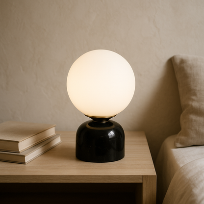 Marnor | Lampada da Tavolo in Marmo con Paralume in Vetro – Design Scandinavo