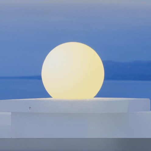 Lampka ogrodowa w kształcie kuli zasilana energią słoneczną