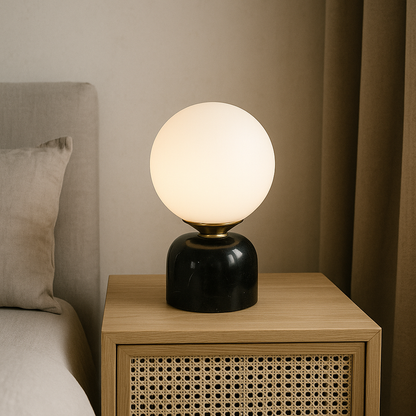 Marnor | Lampada da Tavolo in Marmo con Paralume in Vetro – Design Scandinavo