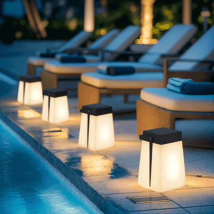 SAVANNIA | Lampada Solare da Esterno – Lampada da Giardino LED in Stile Scandinavo – Resistente alle Intemperie – Alluminio Nero Opaco – Design Nordico