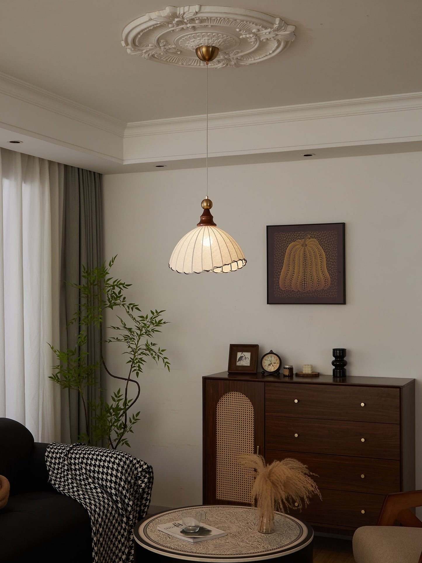VELMARA Lampada a sospensione – Paralume in tessuto plissé con legno e metallo color oro – Ø40 cm