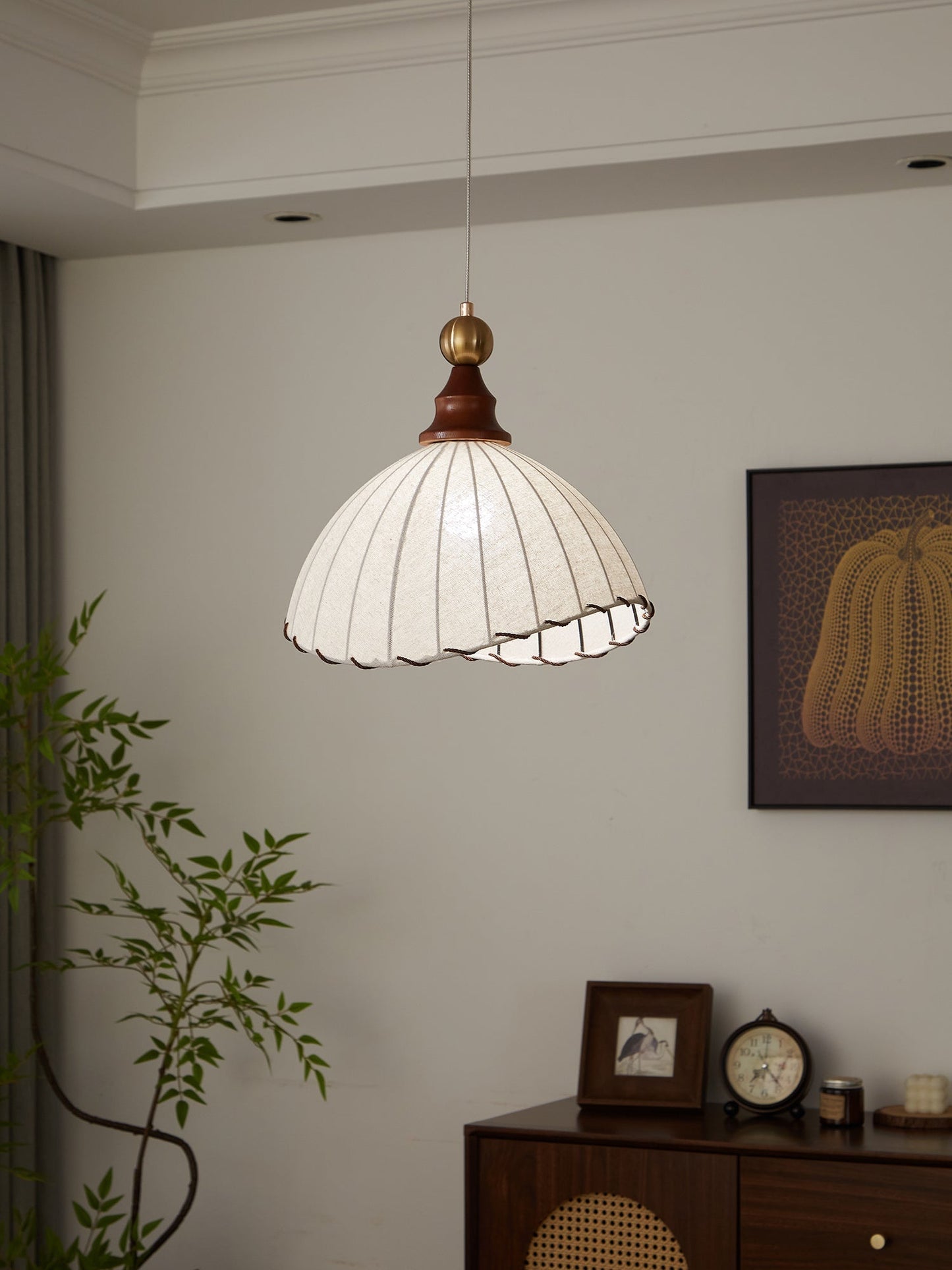 VELMARA Lampada a sospensione – Paralume in tessuto plissé con legno e metallo color oro – Ø40 cm