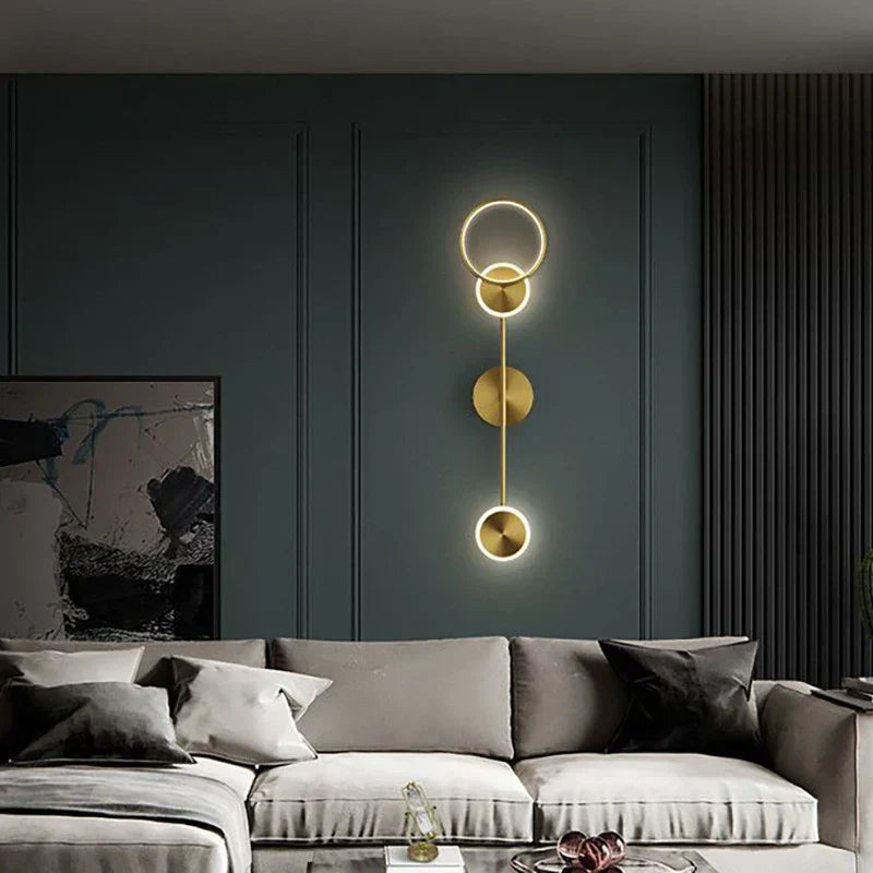 GlintForge – Nowoczesna złota lampa ścienna LED do salonu i przedpokoju