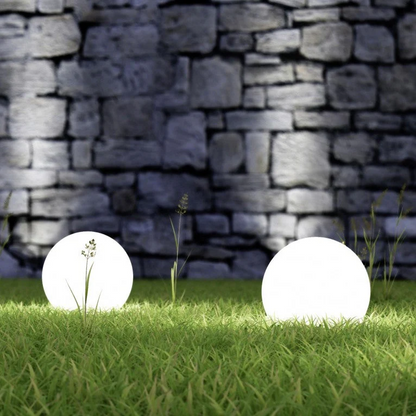 Lampka ogrodowa w kształcie kuli zasilana energią słoneczną